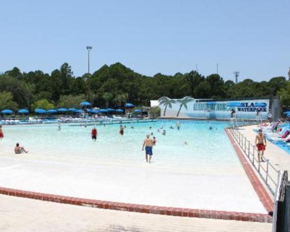 Holiday home Gone Coastal! Mid-rise Building With A One-story Floor Plan! Complimentary Activities!