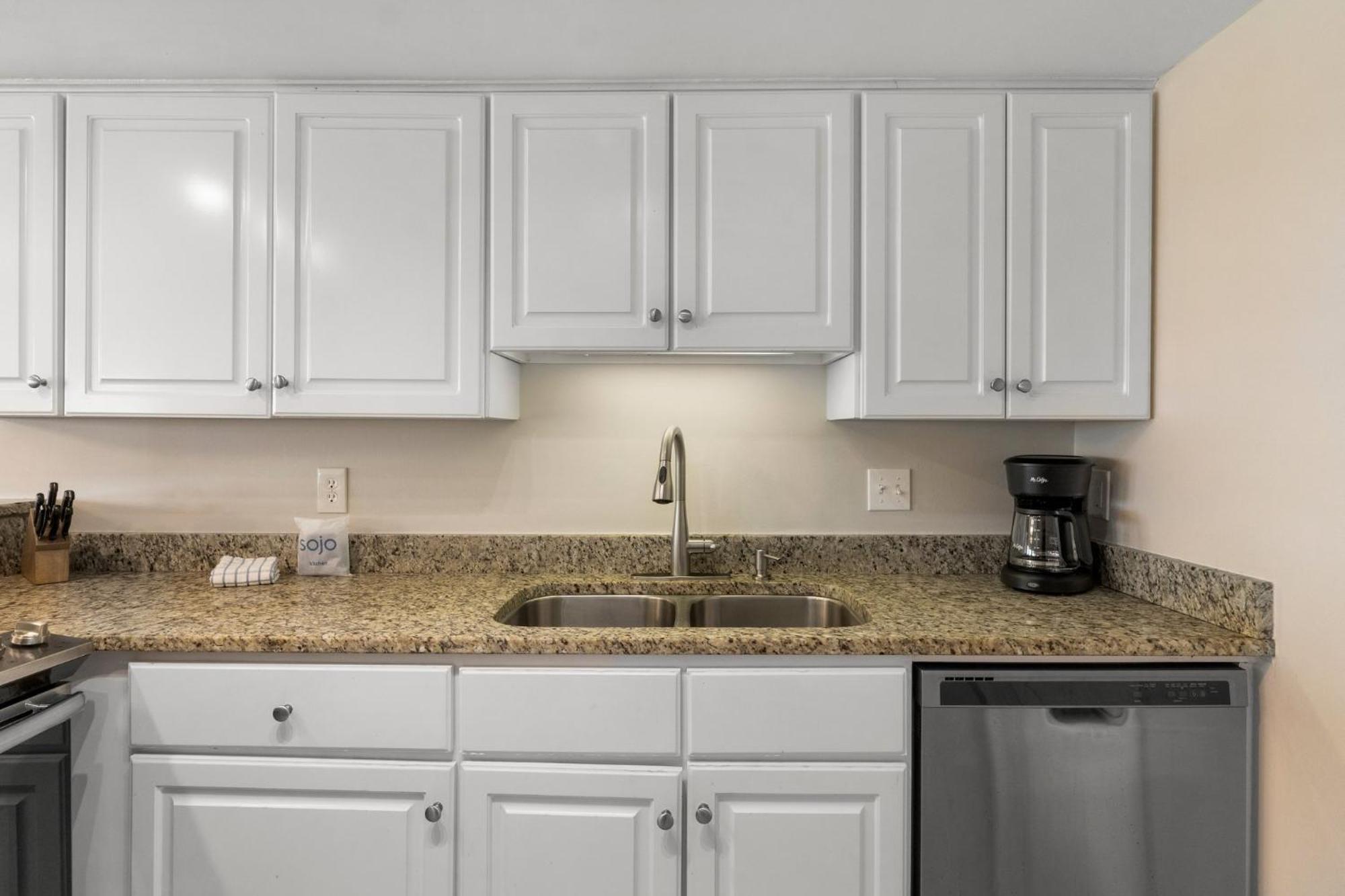 Gone Coastal! Mid-rise Building With A One-story Floor Plan! Complimentary Activities! Holiday home *