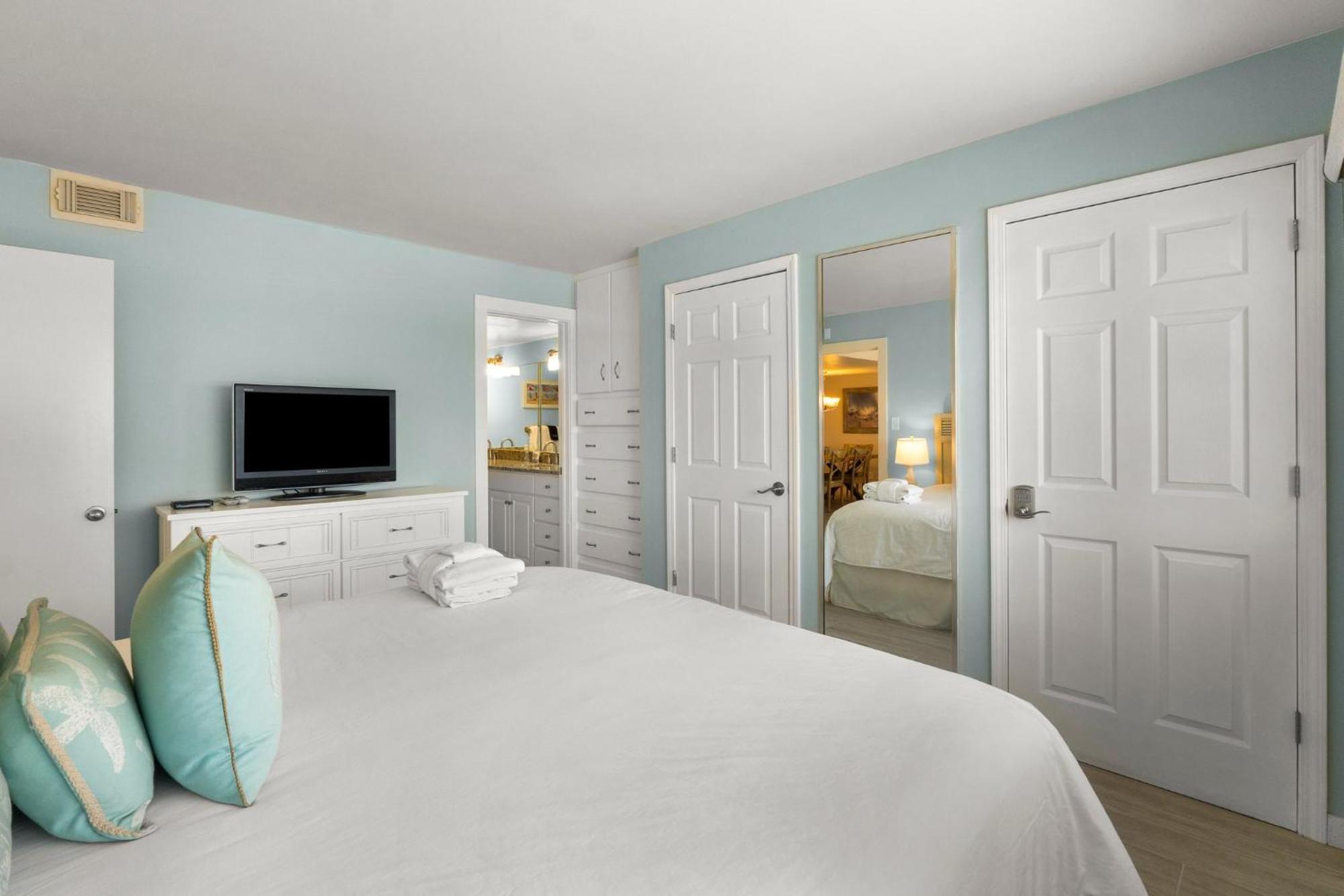 Holiday home Gone Coastal! Mid-rise Building With A One-story Floor Plan! Complimentary Activities! *