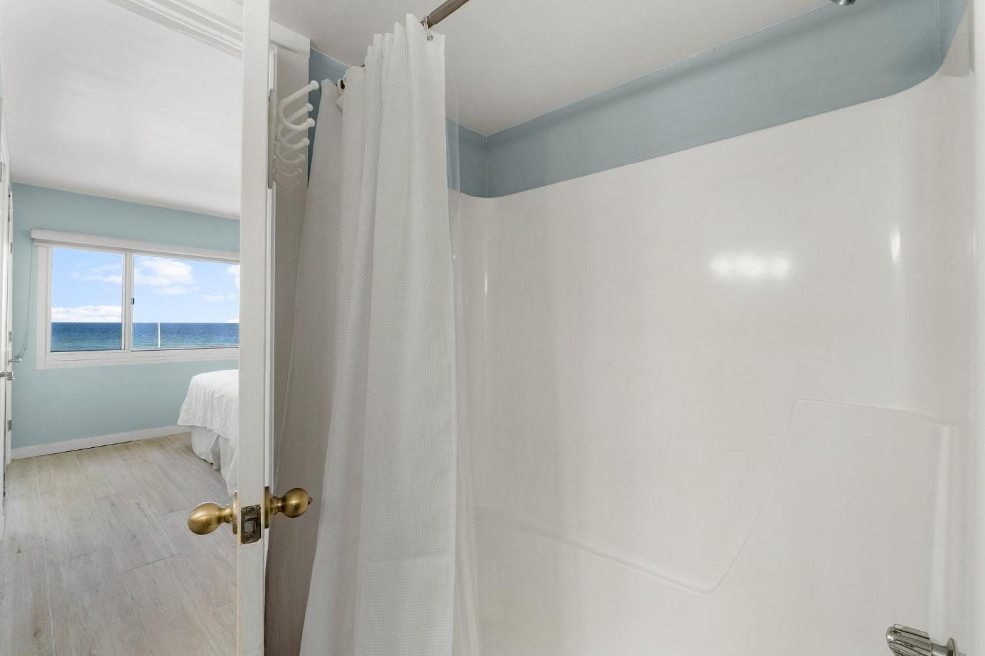 Holiday home Gone Coastal! Mid-rise Building With A One-story Floor Plan! Complimentary Activities! *