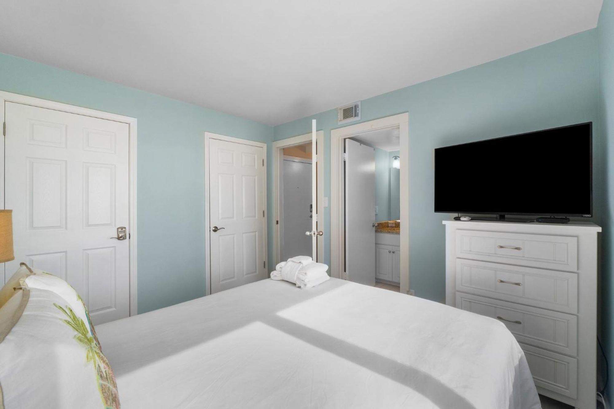Holiday home Gone Coastal! Mid-rise Building With A One-story Floor Plan! Complimentary Activities! *