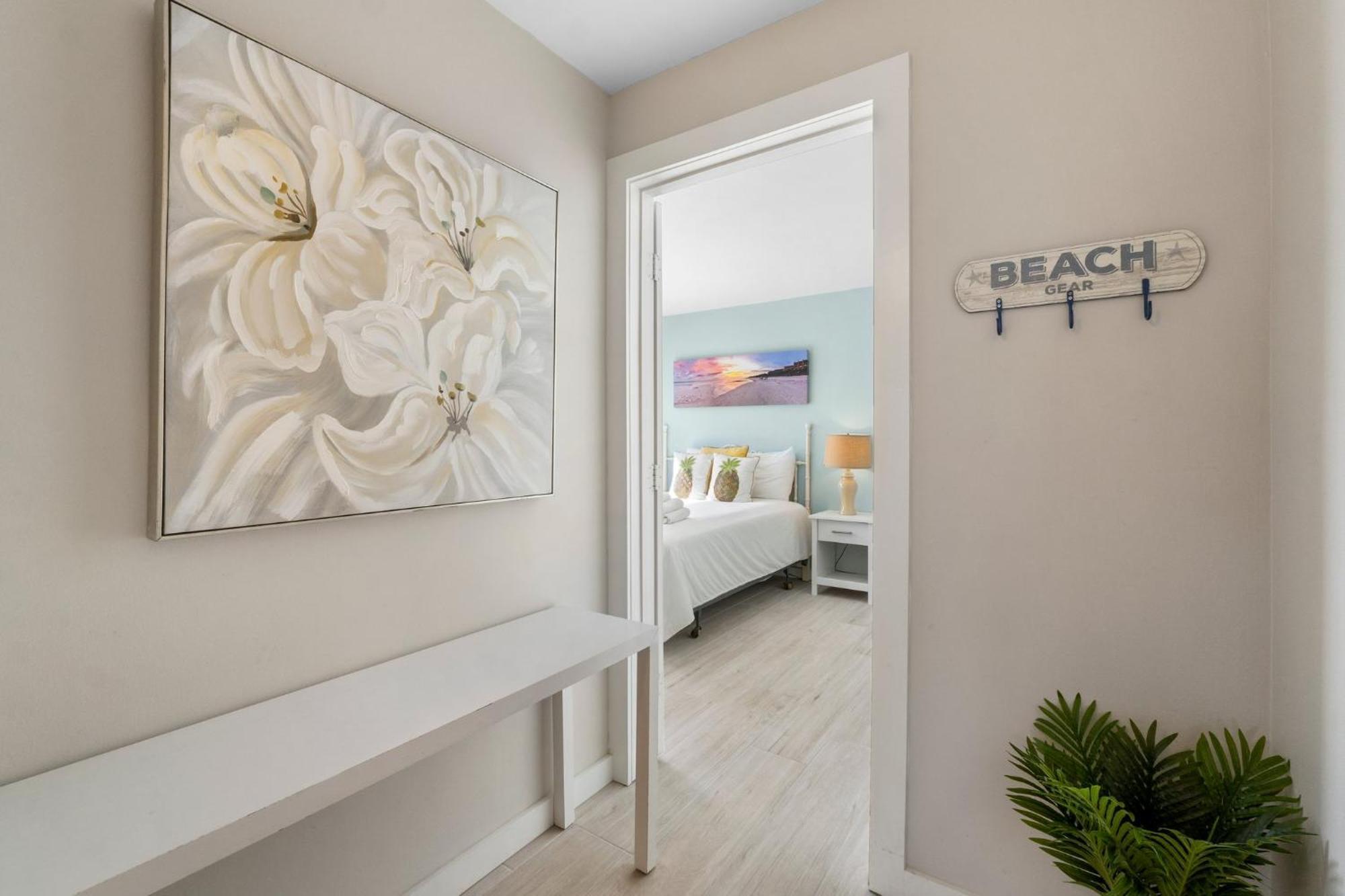 Holiday home Gone Coastal! Mid-rise Building With A One-story Floor Plan! Complimentary Activities!